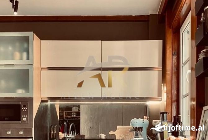 Shtepi me qera Vila Luksoze ne Tirane, 4+1, Mobilimi E mobiluar, Pagesa 1,200  Euro.