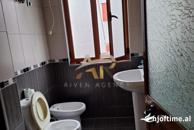 Shtepi me qera Apartament ne Tirane, 3+1, Mobilimi E mobiluar, Pagesa 420  Euro.