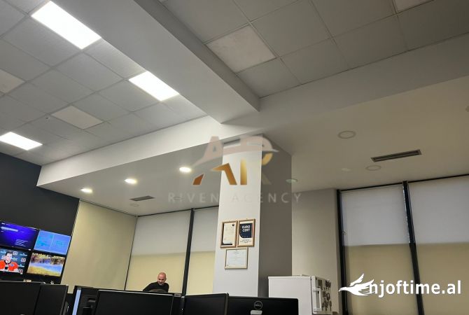 Jepet me qera ambjent biznesi i pershtatshem per zyre,   lloje biznesi prane Kristal Center