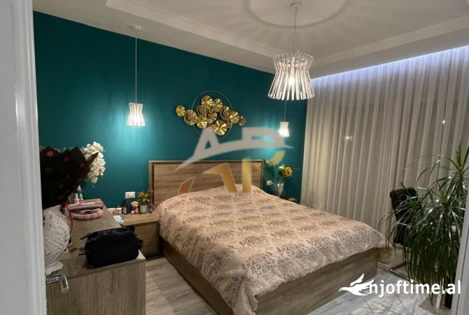 Shtepi ne shitje Apartament ne Tirane, 3+1, Mobilimi E mobiluar, Pagesa 180,000  Euro.