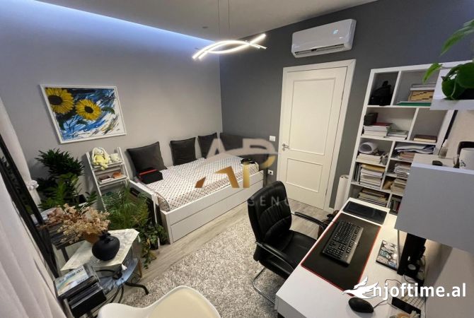 Shtepi ne shitje Apartament ne Tirane, 3+1, Mobilimi E mobiluar, Pagesa 180,000  Euro.