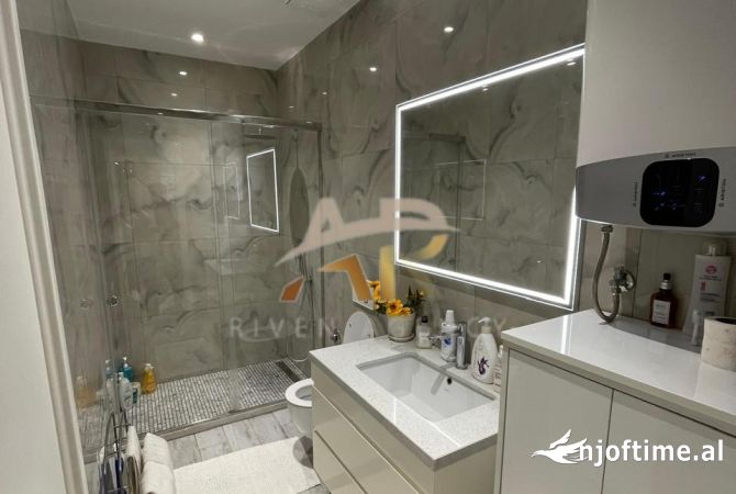 Shtepi ne shitje Apartament ne Tirane, 3+1, Mobilimi E mobiluar, Pagesa 180,000  Euro.