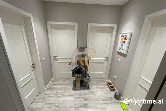 Shtepi ne shitje Apartament ne Tirane, 3+1, Mobilimi E mobiluar, Pagesa 180,000  Euro.