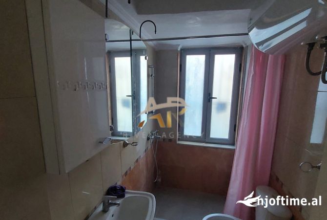 Shtepi ne shitje Apartament ne Tirane, 2+1, Mobilimi E mobiluar, Pagesa 188,000  Euro.