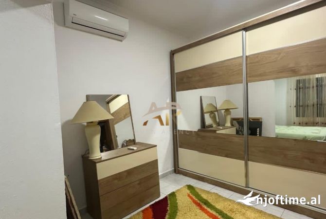 Shtepi me qera Apartament ne Tirane, 3+1, Mobilimi E mobiluar, Pagesa 40,000  Leke.