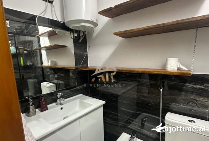 Shtepi me qera Apartament ne Tirane, 3+1, Mobilimi E mobiluar, Pagesa 40,000  Leke.