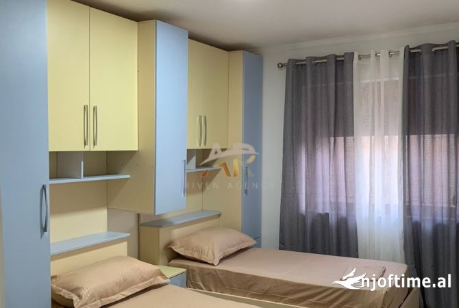 Shtepi me qera Apartament ne Tirane, 3+1, Mobilimi E mobiluar, Pagesa 700  Euro.