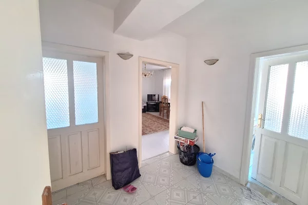 Shtepi ne shitje Apartament ne Tirane, 2+1, Mobilimi Pjeserisht e mobiluar, Pagesa 110,000  Euro.