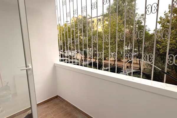 Shtepi ne shitje Apartament ne Tirane, 1+1, Mobilimi Bosh, pa mobiluar, Pagesa 125,000  Euro.