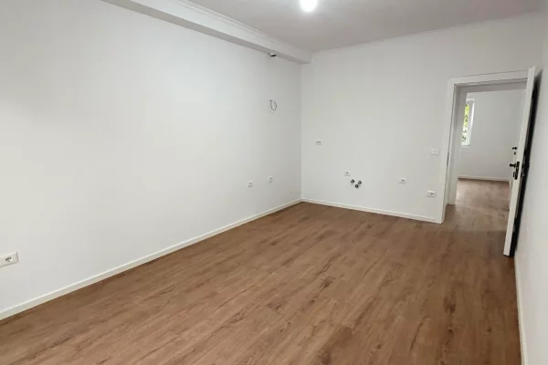 Shtepi ne shitje Apartament ne Tirane, 1+1, Mobilimi Bosh, pa mobiluar, Pagesa 125,000  Euro.