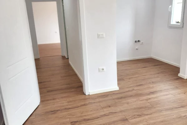 Shtepi ne shitje Apartament ne Tirane, 1+1, Mobilimi Bosh, pa mobiluar, Pagesa 95,000  Euro.