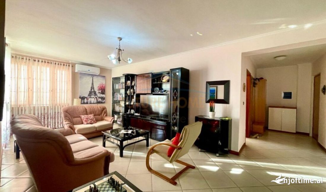 Shtepi ne shitje Apartament ne Tirane, 3+1, Mobilimi E mobiluar, Pagesa 330,000  Euro.