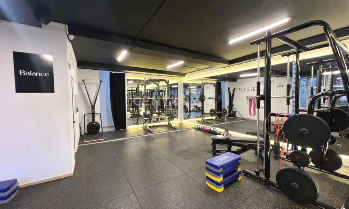 Shitet qender fitnesi ne zemer te Bllokut EL133086