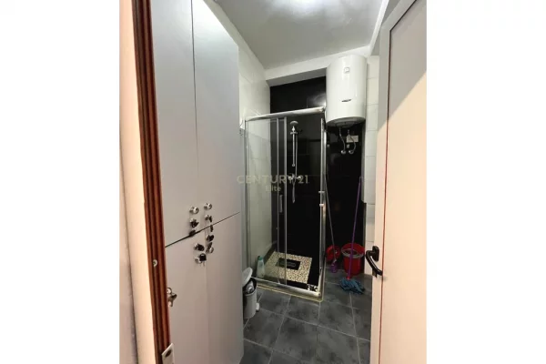 Shitet qender fitnesi ne zemer te Bllokut EL133086