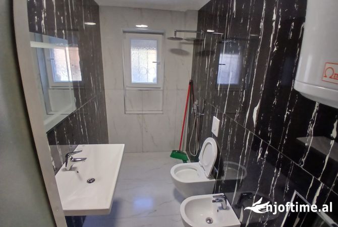 Shtepi ne shitje Apartament ne Tirane, 2+1, Mobilimi Bosh, pa mobiluar, Pagesa 128,000  Euro.