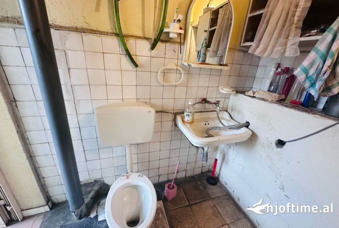 Shtepi me qera Apartament ne Tirane, 2+1, Mobilimi Pjeserisht e mobiluar, Pagesa 400  Euro.