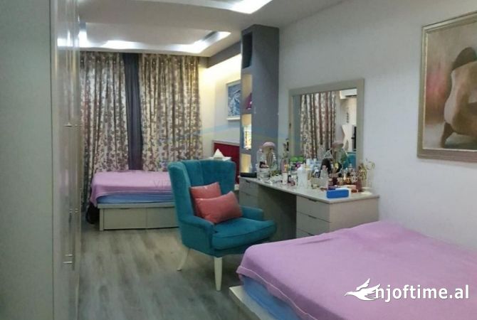 Shtepi ne shitje Apartament ne Tirane, 3+1, Mobilimi E mobiluar, Pagesa 218,000  Euro.