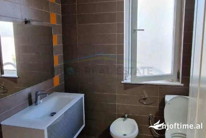 Shtepi ne shitje Apartament ne Tirane, 2+1, Mobilimi E mobiluar, Pagesa 250,000  Euro.