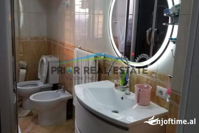 Shtepi ne shitje Apartament ne Tirane, 2+1, Mobilimi E mobiluar, Pagesa 250,000  Euro.