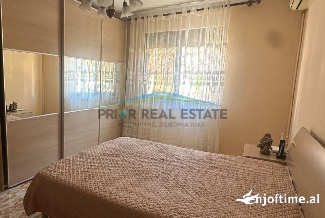 Shtepi ne shitje Apartament ne Tirane, 2+1, Mobilimi Bosh, pa mobiluar, Pagesa 250,000  Euro.
