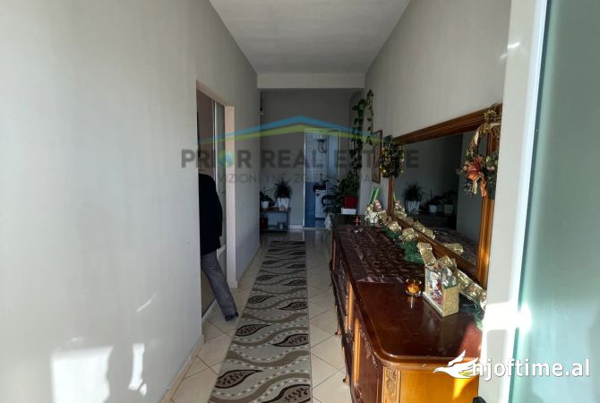 Shtepi ne shitje Apartament ne Tirane, 4+1, Mobilimi Bosh, pa mobiluar, Pagesa 250,000  Euro.