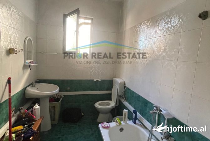 Shtepi ne shitje Apartament ne Tirane, 4+1, Mobilimi Bosh, pa mobiluar, Pagesa 250,000  Euro.