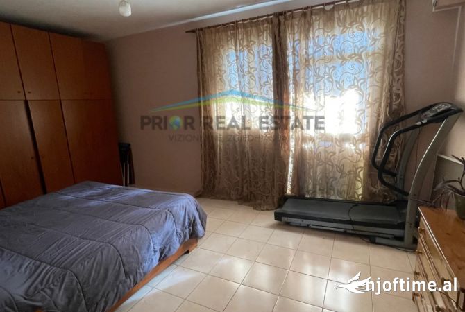 Shtepi ne shitje Apartament ne Tirane, 4+1, Mobilimi Bosh, pa mobiluar, Pagesa 250,000  Euro.