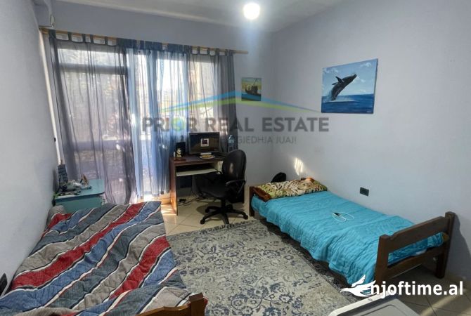 Shtepi ne shitje Apartament ne Tirane, 4+1, Mobilimi Bosh, pa mobiluar, Pagesa 250,000  Euro.