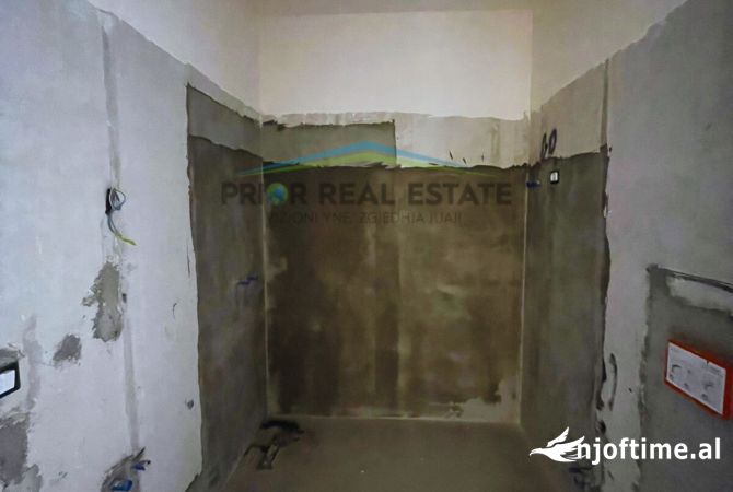 Shtepi ne shitje Apartament ne Tirane, 2+1, Mobilimi Bosh, pa mobiluar, Pagesa 178,000  Euro.