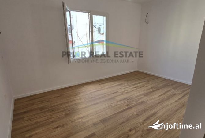 Shtepi ne shitje Apartament ne Tirane, 2+1, Mobilimi Bosh, pa mobiluar, Pagesa 129,000  Euro.