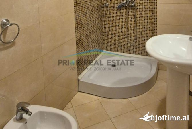 Jepet me Qira Apartament 3+1+2+Post Parkimi per Zyra, ish Ekspozita 1,400 Euro/muaj