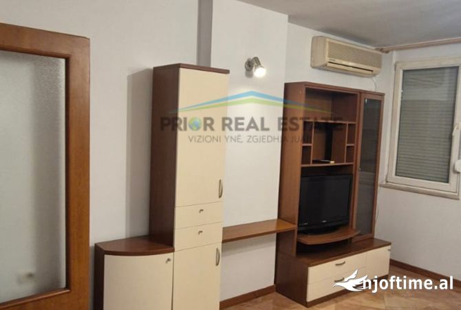 Ambient biznesi me qera 3+1 ne Tirane - 1,400 Euro