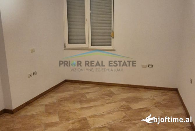 Jepet me Qira Apartament 3+1+2+Post Parkimi per Zyra, ish Ekspozita 1,400 Euro/muaj