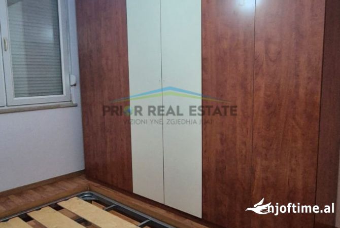 Jepet me Qira Apartament 3+1+2+Post Parkimi per Zyra, ish Ekspozita 1,400 Euro/muaj