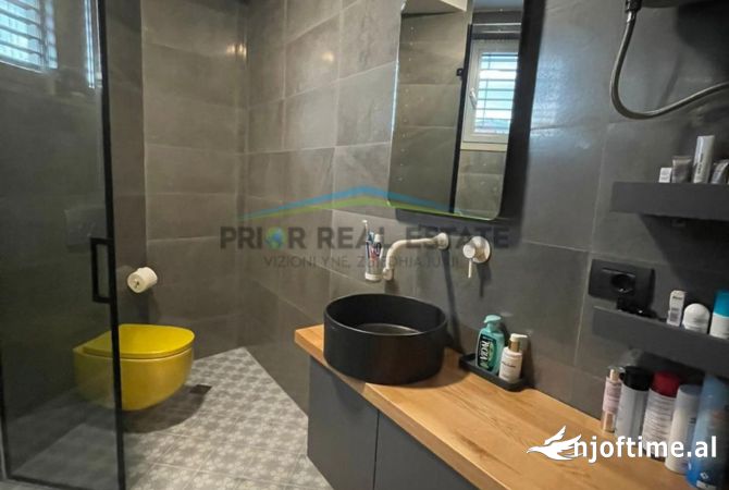 Shtepi me qera Apartament ne Tirane, 3+1, Mobilimi E mobiluar, Pagesa 2,000  Euro.