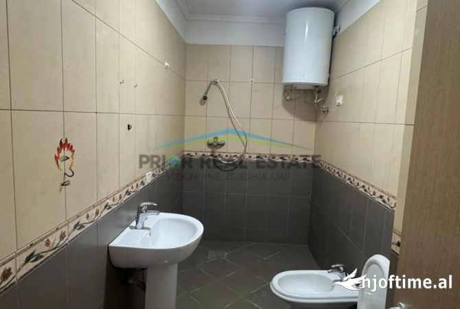 Shtepi ne shitje Apartament ne Tirane, 1+1, Mobilimi Bosh, pa mobiluar, Pagesa 93,000  Euro.
