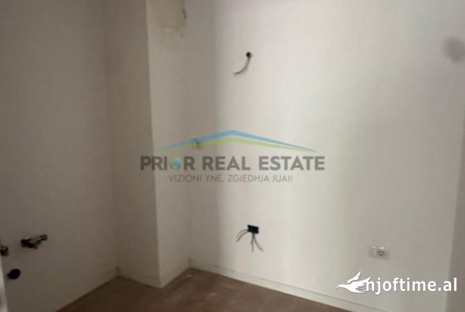 Shtepi ne shitje Apartament ne Tirane, 1+1, Mobilimi Bosh, pa mobiluar, Pagesa 195,000  Euro.