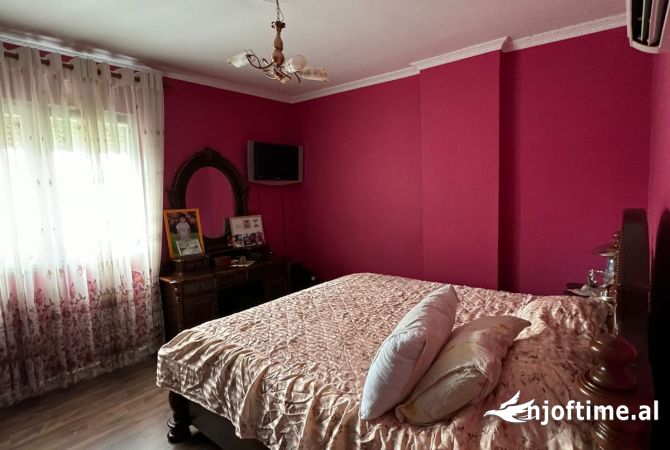 Shtepi ne shitje Apartament ne Tirane, 2+1, Mobilimi E mobiluar, Pagesa 125,000  Euro.