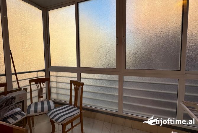 Shtepi ne shitje Apartament ne Tirane, 3+1, Mobilimi E mobiluar, Pagesa 180,000  Euro.