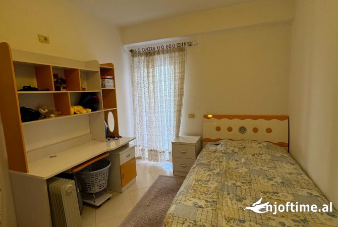 Shtepi ne shitje Apartament ne Tirane, 3+1, Mobilimi E mobiluar, Pagesa 180,000  Euro.