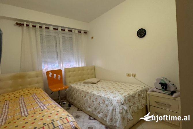 Shtepi ne shitje Apartament ne Tirane, 3+1, Mobilimi E mobiluar, Pagesa 180,000  Euro.