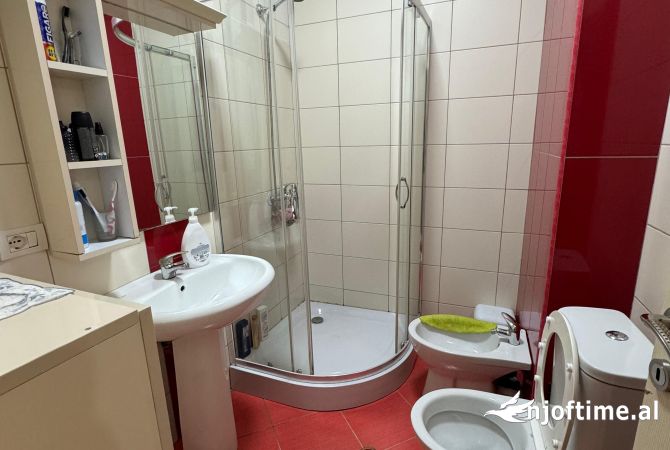 Shtepi ne shitje Apartament ne Tirane, 2+1, Mobilimi E mobiluar, Pagesa 145,000  Euro.