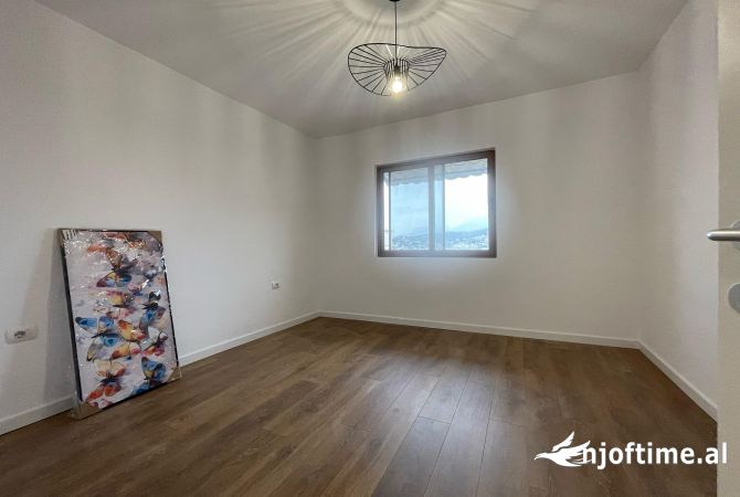 Shtepi ne shitje Apartament ne Tirane, 2+1, Mobilimi Bosh, pa mobiluar, Pagesa 118,000  Euro.