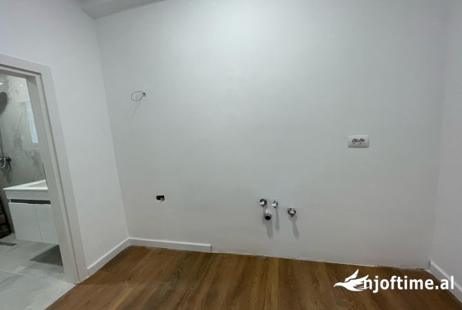 Shtepi ne shitje Apartament ne Tirane, 2+1, Mobilimi Bosh, pa mobiluar, Pagesa 118,000  Euro.