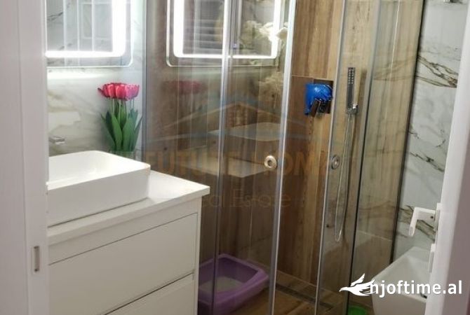 Shtepi ne shitje Apartament ne Tirane, 2+1, Mobilimi E mobiluar, Pagesa 250,000  Euro.