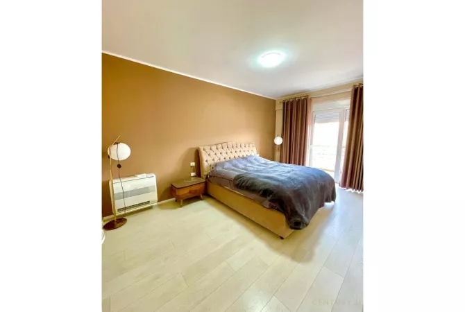 Shtepi me qera Apartament ne Tirane, 3+1, Mobilimi E mobiluar, Pagesa 1,300  Euro.