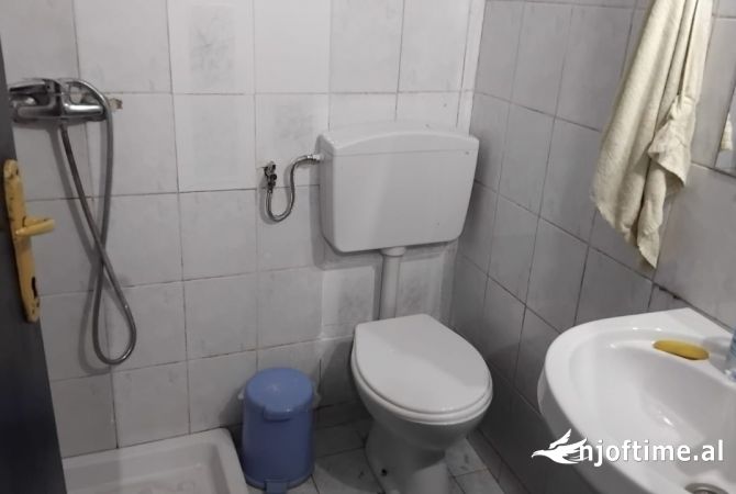Shtepi me qera Apartament ne Tirane, 2+1, Mobilimi E mobiluar, Pagesa 400  Euro.