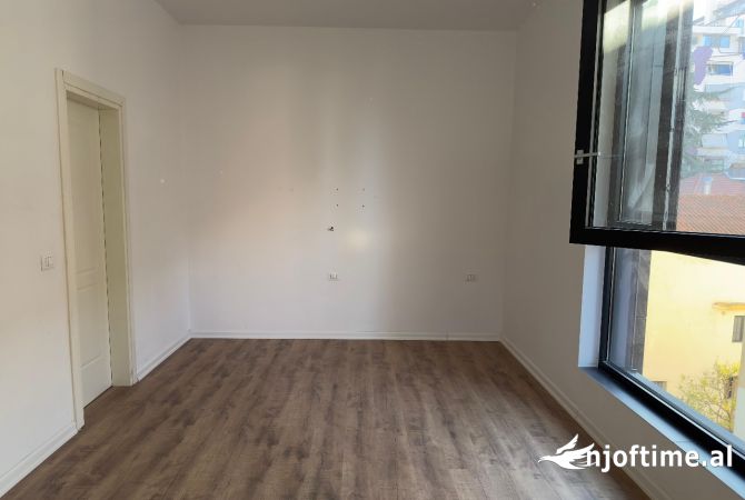 Ambient biznesi me qera 3+1 ne Tirane - 400 Euro