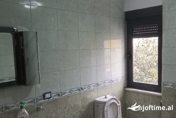 Ambient biznesi me qera 3+1 ne Tirane - 1,300 Euro