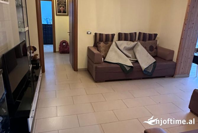 Shtepi me qera Apartament ne Tirane, 3+1, Mobilimi E mobiluar, Pagesa 700  Euro.